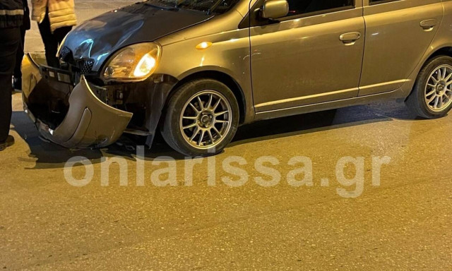 Λάρισα: Σφοδρή σύγκρουση Ι.Χ. με μηχανάκι - Εκσφενδονίστηκε δικυκλιστής (pics)