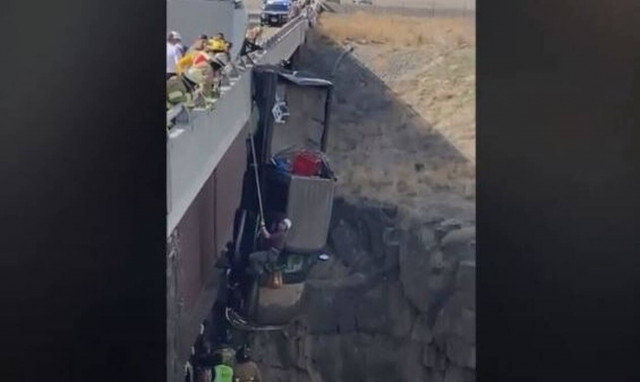 Απεγκλώβισαν ζευγάρι μέσα από όχημα που κρεμόταν από γέφυρα: Εικόνες που κόβουν την ανάσα