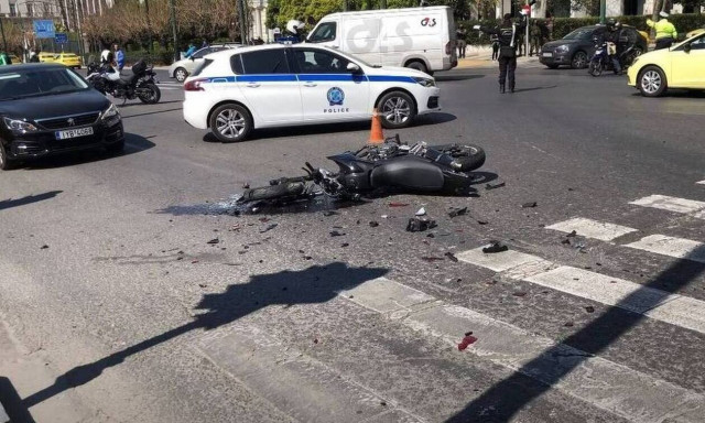 Βίντεο ντοκουμέντο: Η στιγμή του τροχαίου έξω από τη Βουλή (ΣΚΛΗΡΕΣ ΕΙΚΟΝΕΣ)