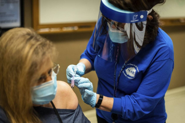 Οι εμβολιασμοί «νικούν» τα επίμονα συμπτώματα σε ασθενείς με μακράς διάρκειας Covid-19