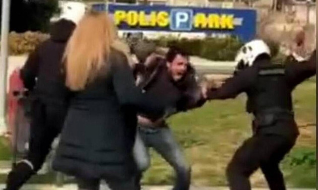 Νέα Σμύρνη: Έρευνα σε βάρος και άλλων 9 αστυνομικών για τον ξυλοδαρμό του νεαρού στην πλατεία