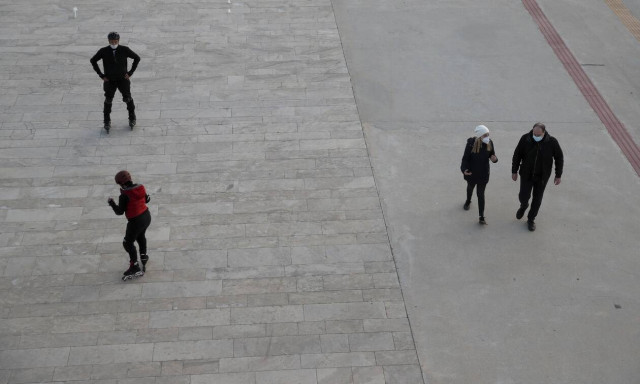 Lockdown: Όλο και πιο κοντά η σταδιακή άρση – Το χρονοδιάγραμμα για ψώνια, σχολεία, εστίαση