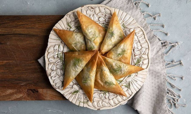 Συνταγή για νηστίσιμα σπανακοπιτάκια από τον Άκη Πετρετζίκη