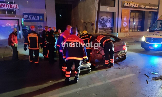 Σοβαρό τροχαίο στη Θεσσαλονίκη: Ι.Χ. «καρφώθηκε» σε κολόνα στη Μοναστηρίου