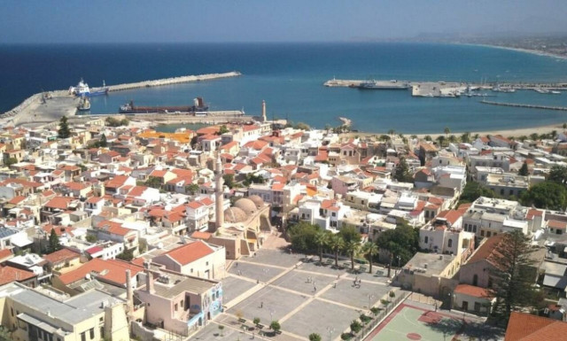 Κρήτη: Νοίκιασε σπίτι, φώναξε 13 άτομα και θα πληρώσει τα... μαλλιοκέφαλά του!