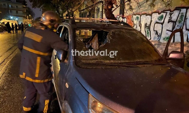 Θεσσαλονίκη: Σοβαρά επεισόδια μεταξύ οπαδών – Τραυματίες και φλεγόμενα αυτοκίνητα (video+photos)