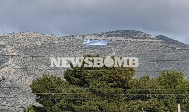 25η Μαρτίου: Τεράστια σημαία 4.000 τετραγωνικών τοποθέτησε στον Υμηττό o Δήμος Γλυφάδας (pics)