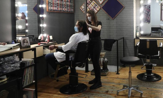 Κομμωτήρια: «Ναι» στην μετακίνηση έκτος δήμου - Με αυτόν το κωδικό στο 13033