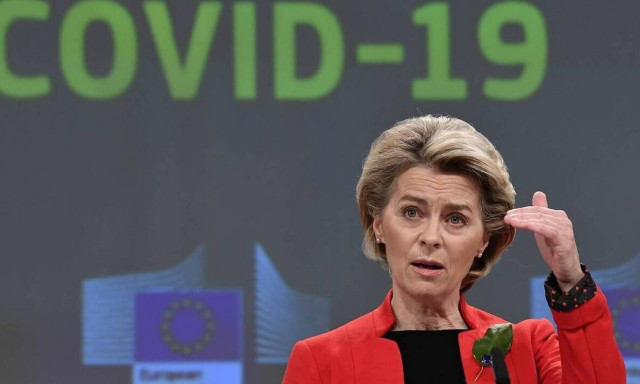 Η Κομισιόν απειλεί να αποκλείσει τις εξαγωγές του εμβολίου της AstraZeneca