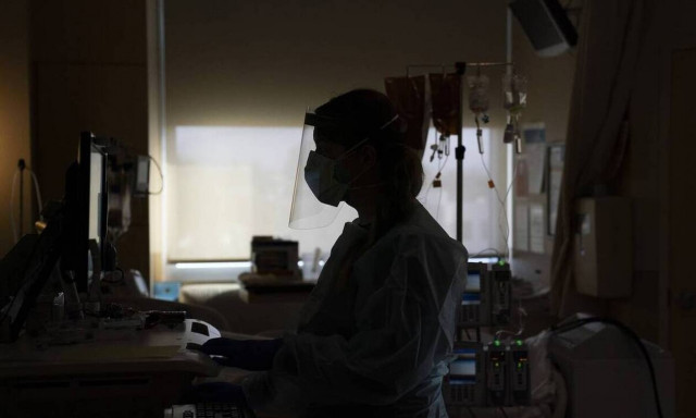 Κορoνοϊός: Στενάζει το ΕΣΥ αγγίζει το 80% η πληρότητα - Κοντά στην επίταξη των γιατρών ο Μητσοτάκης 