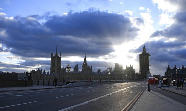 Βρετανία: Σημαντική μείωση του αριθμού των νεκρών από κορονοϊό