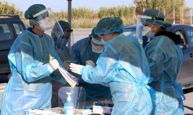 Κρούσματα σήμερα: Οι αριθμοί προκαλούν φόβο – Αγωνία για τους διασωληνωμένους