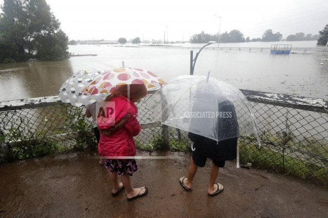 Αυστραλία πλημμύρες: Ζευγάρι είδε το σπίτι του να παρασύρεται από το ποτάμι την ημέρα του γάμου του