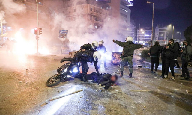 Νέα Σμύρνη: Καταθέτει σήμερα ο αστυνομικός που ξυλοκοπήθηκε βάναυσα στα επεισόδια