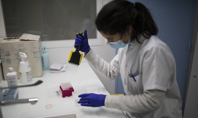 SOS για μεταλλάξεις: Γιατί ανησυχούν τους ειδικούς νέα στελέχη του κορονοϊού σε Ν.Υόρκη και Βέλγιο