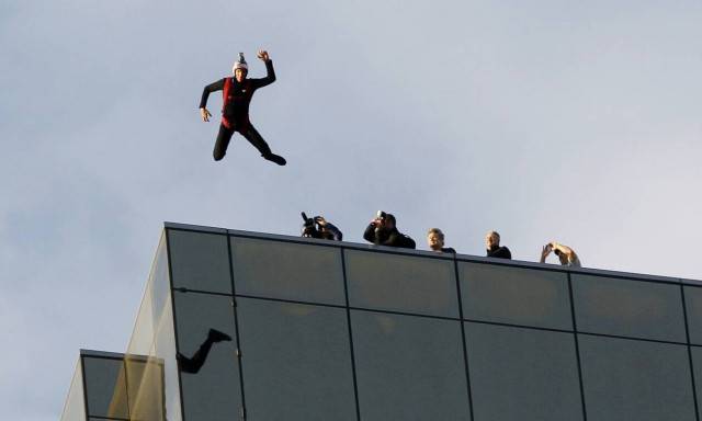 Φρίκτος θάνατος: Έκανε ελεύθερη πτώση από τον 14ο όροφο κτηρίου και το αλεξίπτωτο δεν άνοιξε