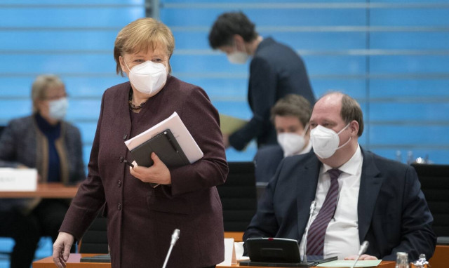 Πόλεμος εμβολίων: Η Mέρκελ στηρίζει το «μπλόκο» στις εξαγωγές εμβολίων