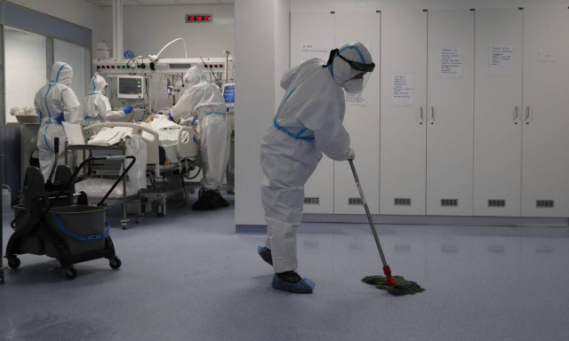 Κορονοϊός: Σε κατάσταση «πολέμου» τα νοσοκομεία - «Γονατίζουν» από τις εισαγωγές ασθενών