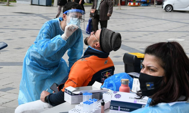 Βατόπουλος στο Newsbomb.gr: Ξεπέρασε κάθε προηγούμενο ο δείκτης θετικότητας – Αργεί η αποκλιμάκωση