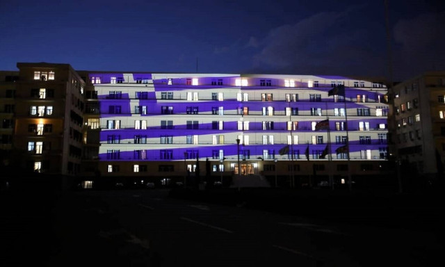 Εθνική επέτειος: Η γαλανόλευκη σκέπασε το υπουργείο Άμυνας - Οι εντυπωσιακές εικόνες του ΓΕΕΘΑ