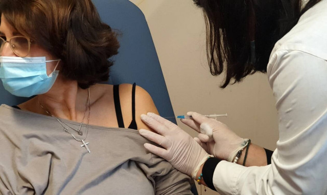 ΕΟΔΥ: Νέες οδηγίες για την καραντίνα – Τι προβλέπεται για εμβολιασμένους και όσους νόσησαν