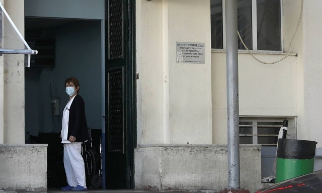 Κορονοϊός - Πρόεδρος εργαζομένων στο Λαϊκό: «Δυο ασθενείς πέθαναν περιμένοντας ΜΕΘ»