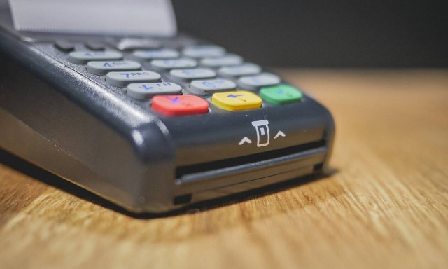 Παρατείνεται μέχρι 30 Ιουνίου το όριο των 50 ευρώ στις «ανέπαφες συναλλαγές» χωρίς ΡΙΝ