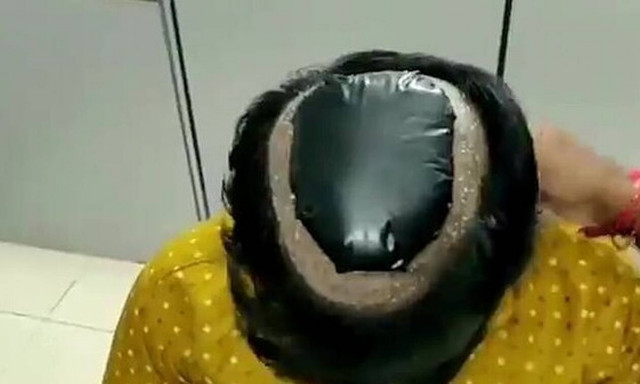 Ινδία: Λαθρέμποροι επιχείρησαν να περάσουν χρυσό κρυφά κάτω από… περούκες (vid)