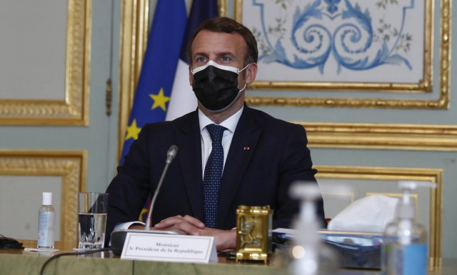 Ο Μακρόν τάσσεται υπέρ αυστηρών ελέγχων στις εξαγωγές εμβολίων από την ΕΕ