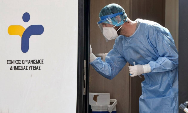 Κρούσματα σήμερα: Πάνω από τις μισές μολύνσεις της επικράτειας στην Αττική με 1.317