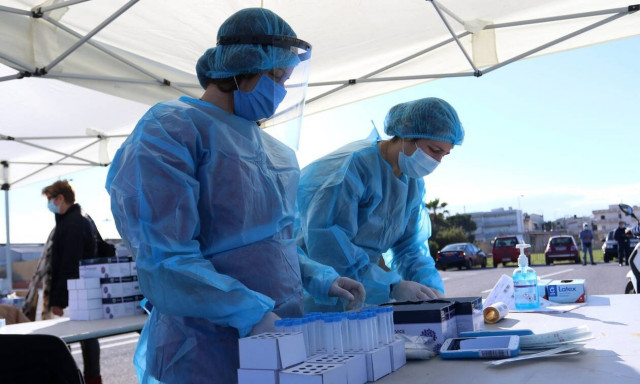 Κρούσματα σήμερα: «Μαύρο» ρεκόρ με 706 διασωληνωμένους, 2.588 μολύνσεις και 52 θανάτους σε ένα 24ωρο