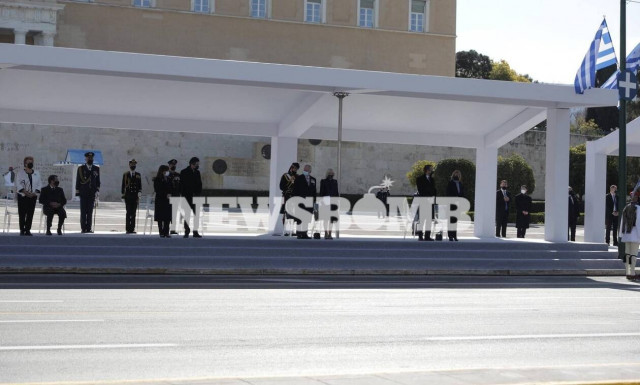 25η Μαρτίου - Ρεπορτάζ Newsbomb.gr: Συγκινητικές εικόνες στο Σύνταγμα - Οι επίσημοι και η νέα γενιά