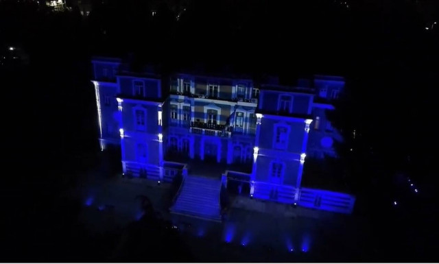 25η Μαρτίου: Στα γαλανόλευκα η Βίλα Αλλατίνη - Δείτε το ενυπωσιακό βίντεο