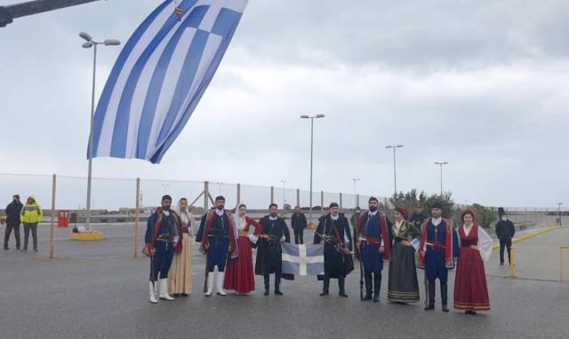 Δέος στο Ρέθυμνο! Σήκωσαν σημαία 300 τετραγωνικών μέτρων! (vid)