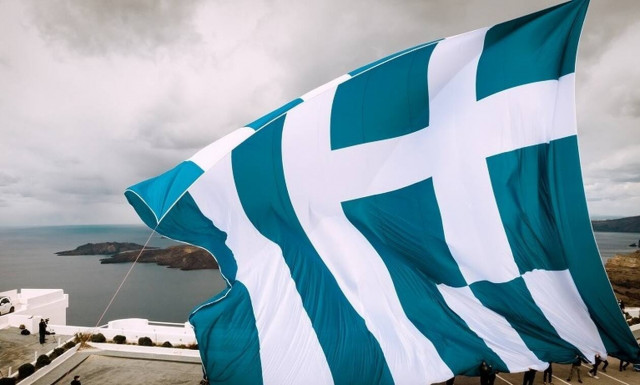 25η Μαρτίου: «Ατύχημα» με τη γιγάντια σημαία στη Σαντορίνη – Τα μποφόρ δεν άφησαν να υψωθεί