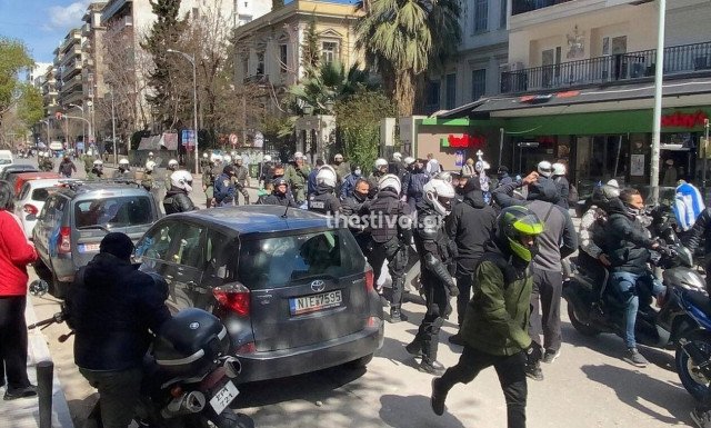 Επεισόδια TΩΡΑ στη Θεσσαλονίκη - Πέταξαν πέτρες, τούβλα και μπουκάλια