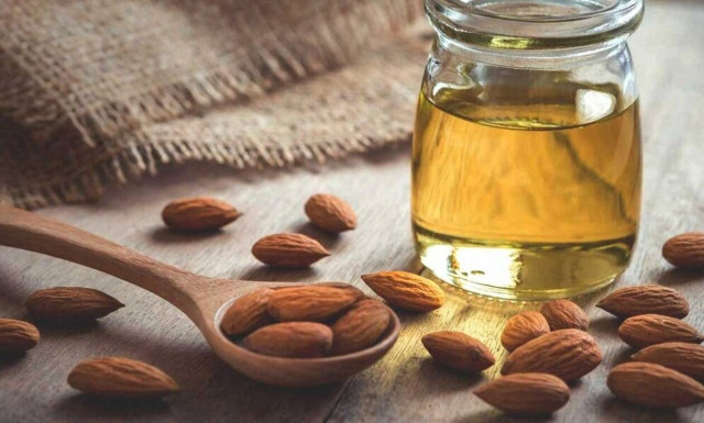 Αμυγδαλέλαιο: Το θαυματουργό λάδι για τη γυναικεία ομορφιά