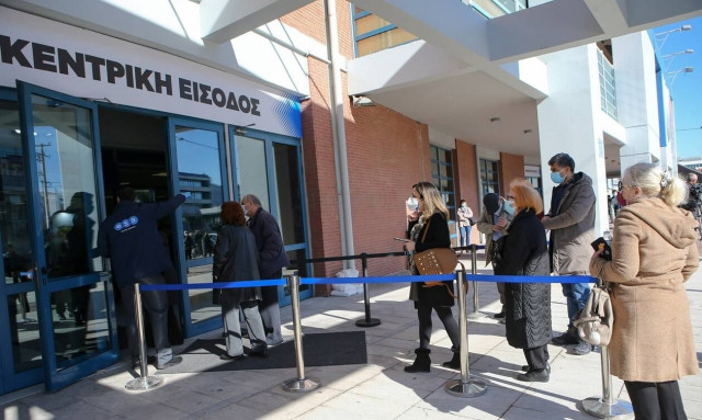 Δωρεάν μεταφορά με ταξί στα εμβολιαστικά κέντρα της Αττικής για άτομα με προβλήματα υγείας