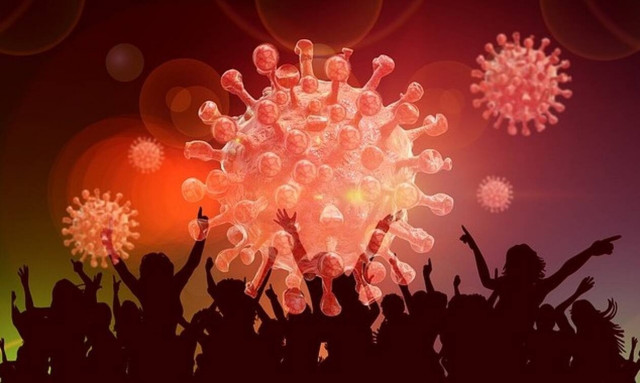 Πάτρα: Απίστευτες σκηνές με εκατοντάδες άτομα σε κορονοπάρτι - Έξαλλοι οι έμποροι