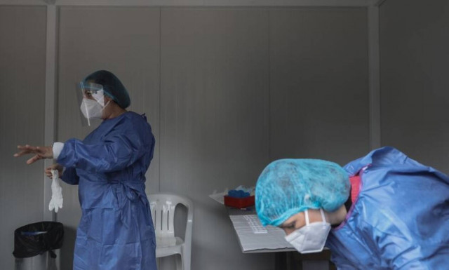 Κρούσματα σήμερα: Νέο αρνητικό ρεκόρ με 707 διασωληνωμένους, 1.496 μολύνσεις και 53 νεκρούς