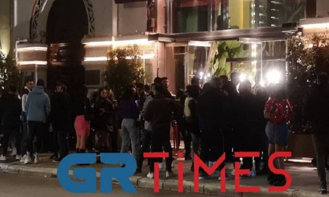 Θεσσαλονίκη: Ποιος κορονοϊός - Επέμβαση της αστυνομίας σε καφέ-μπαρ για συνωστισμό