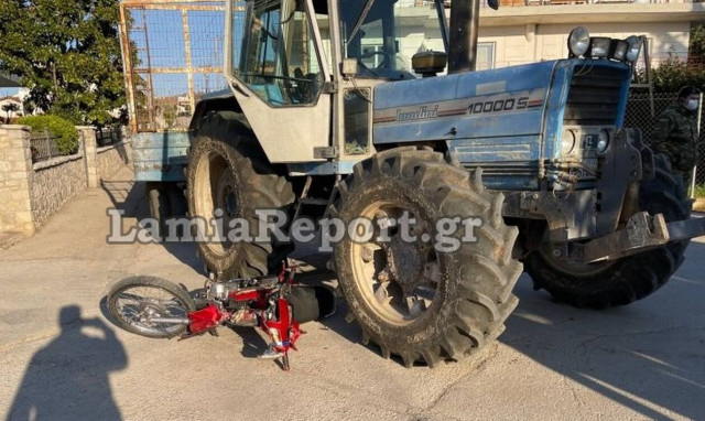 Συγκλονιστικό τροχαίο στην Λαμία: Τρακτέρ διέλυσε μηχανάκι (pics)