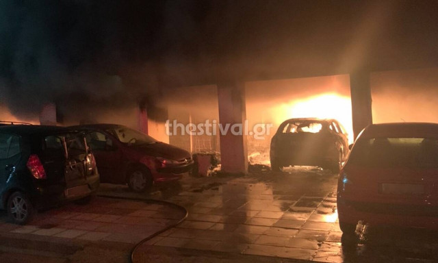 Πύρινη κόλαση από εμπρηστική επίθεση στη Θεσσαλονίκη - Κινδύνευσαν ζωές