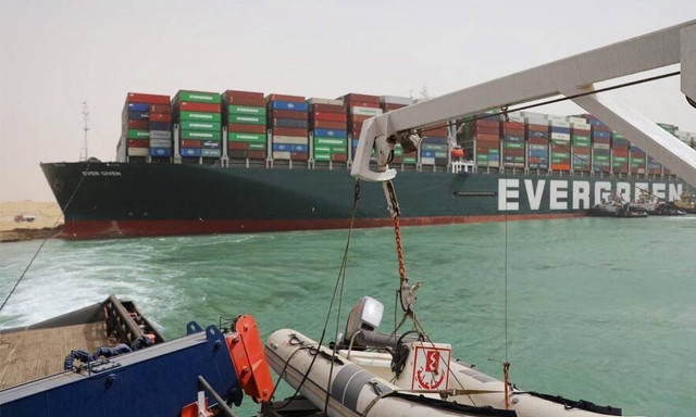 Διώρυγα Σουέζ: Τιτάνιες προσπάθειες να αποκολληθεί το Ever Given - Ίσως και σήμερα η... λύση