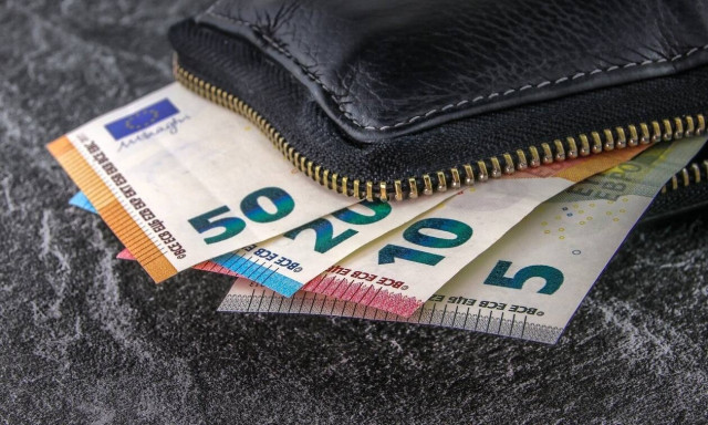 ΟΠΕΚΑ: «Βρέχει» λεφτά - Πότε πληρώνονται Επίδομα Παιδιού και Ελάχιστο Εγγυημένο Εισόδημα