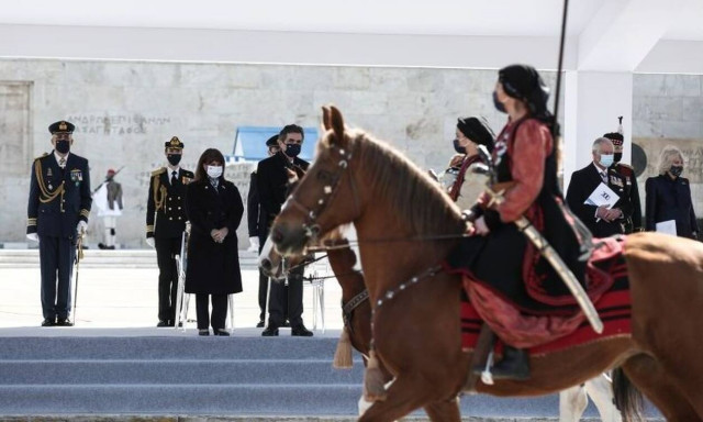 Παρέλαση 25ης Μαρτίου: Η Πρόεδρος της Δημοκρατίας, ο σύντροφός της και το πρωτόκολλο εθιμοτυπίας