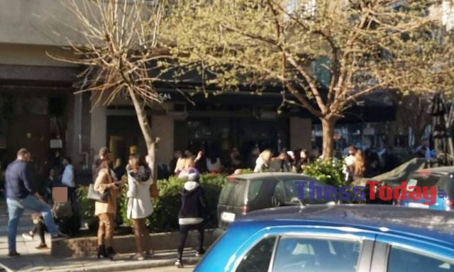 Θεσσαλονίκη: Ποιος κορονοϊός; - Συνωστισμός για ένα καφέ – Οι νέες εικόνες που προκαλούν οργή