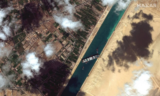 Διώρυγα Σουέζ: Εγκλωβισμένο για έκτη ημέρα το πλοίο Ever Given - Αφαιρούν φορτίο