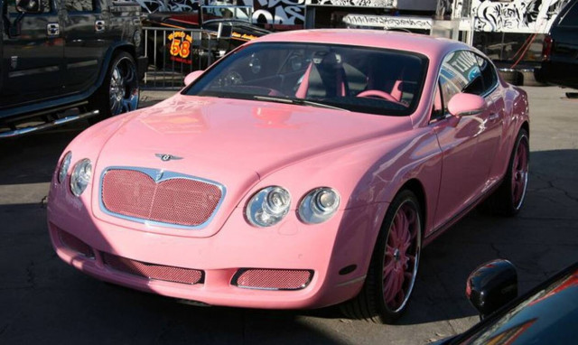 Γιατί η Πάρις Χίλτον είναι «κολλημένη» με την ροζ Bentley της;