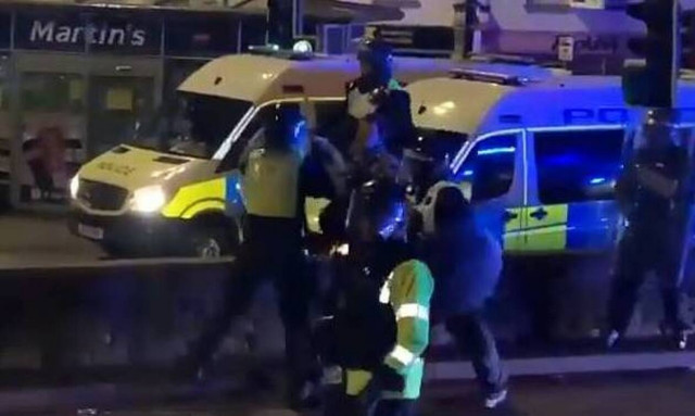 Σκύλος της αστυνομίας δάγκωσε… αστυνομικό και έσωσε διαδηλωτή (video)